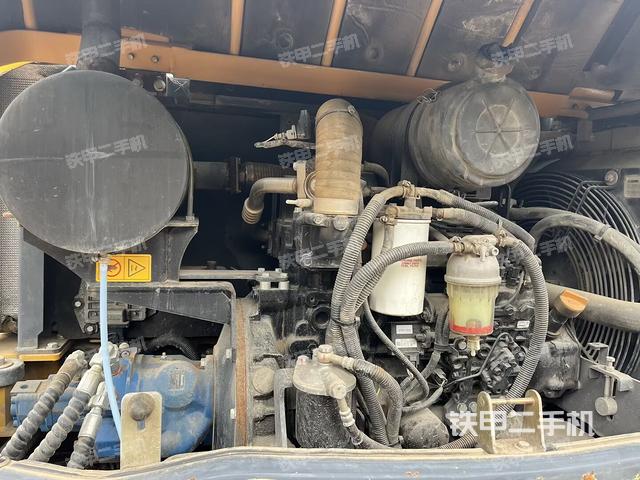 回转马达和主控阀（整机外观）