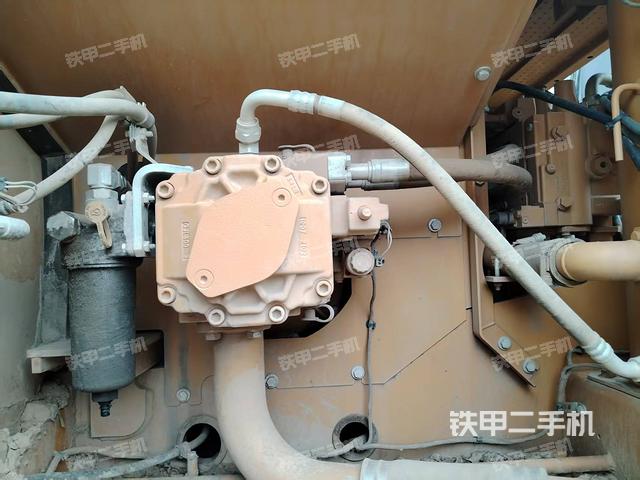 液压泵舱室正面整体（整机外观）