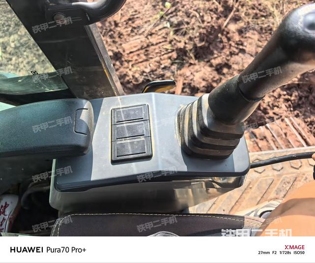 座椅左側(cè)控制臺/音響/含左手柄（駕駛室部分）