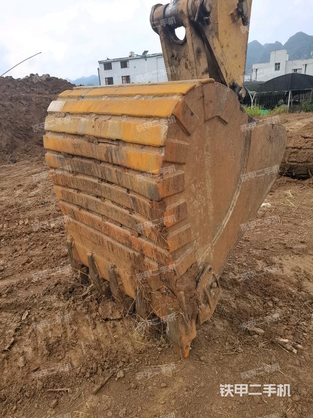铲斗右后整体(工作和回转装置) 铲斗右后整体(工作和回转装置)
