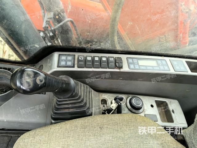 座椅右側(cè)控制臺/鑰匙門/油門/含右手柄(駕駛室部分) 座椅右側(cè)控制臺/鑰匙門/油門/含右手柄(駕駛室部分)