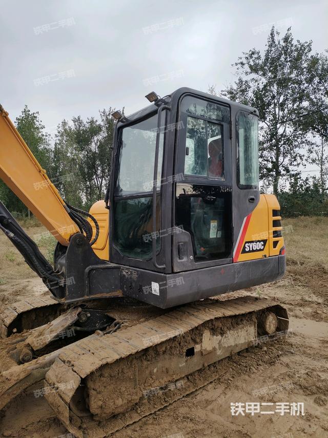 駕駛室整體(整機外觀) 駕駛室整體(整機外觀)