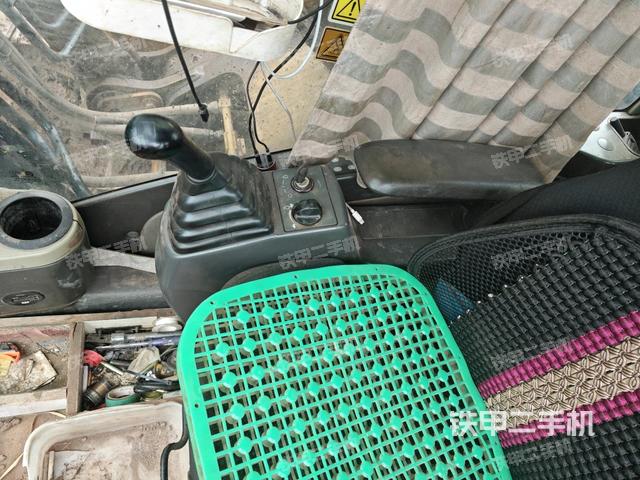座椅右側控制臺/鑰匙門/油門/含右手柄(駕駛室部分) 座椅右側控制臺/鑰匙門/油門/含右手柄(駕駛室部分)