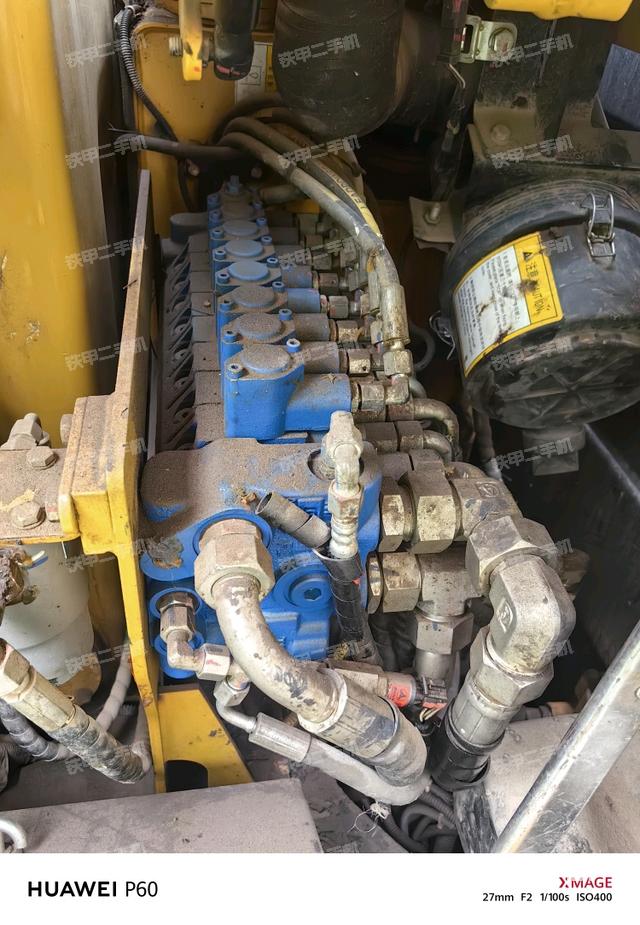 回轉馬達和主控閥(整機外觀) 回轉馬達和主控閥(整機外觀)