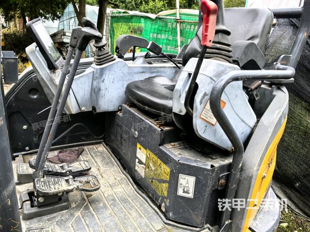 座椅右側(cè)控制臺/鑰匙門/油門/含右手柄(駕駛室部分) 座椅右側(cè)控制臺/鑰匙門/油門/含右手柄(駕駛室部分)