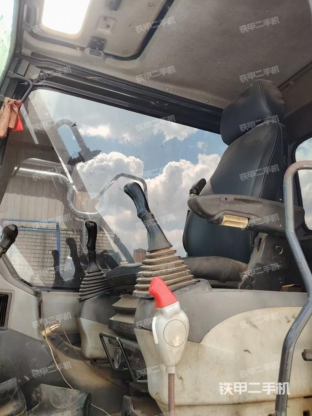 驾驶室整体(整机外观) 驾驶室整体(整机外观)