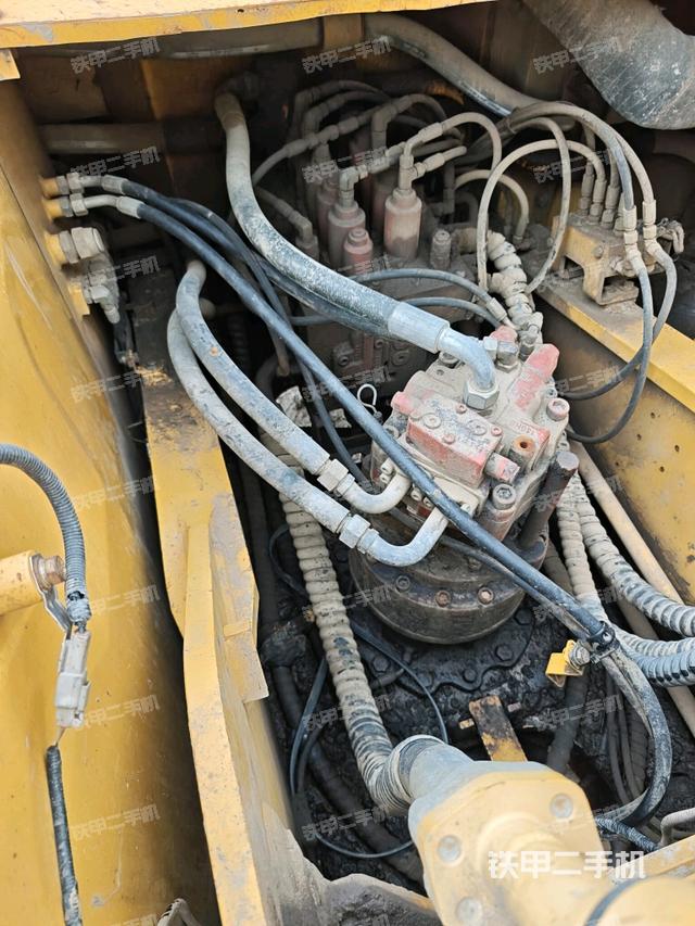 回转马达和主控阀（整机外观）