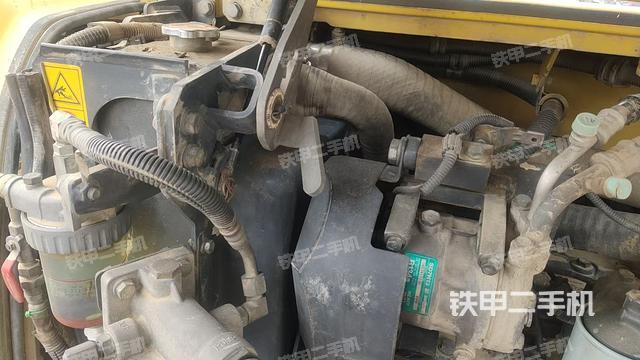 液压泵舱室正面整体(整机外观) 液压泵舱室正面整体(整机外观)