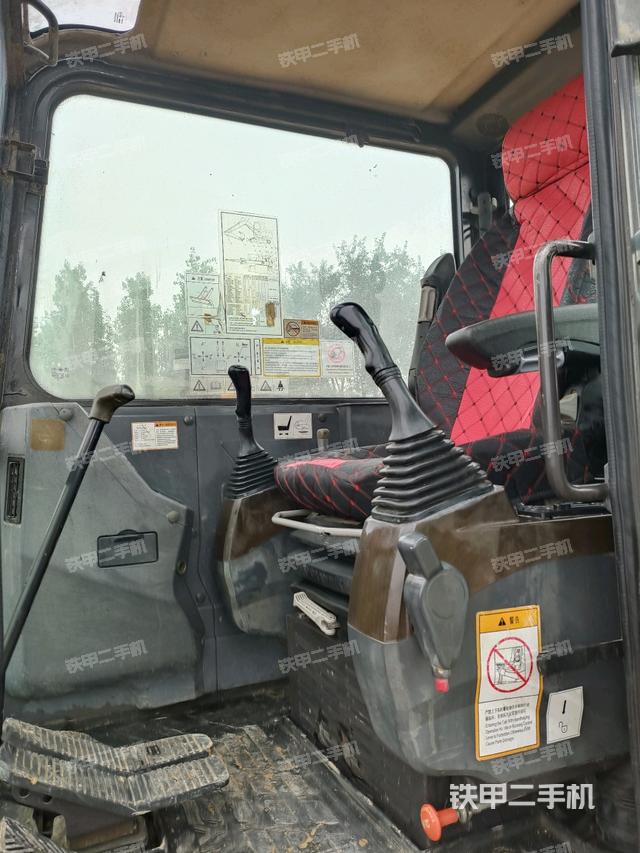 駕駛室頂部(整機外觀) 駕駛室頂部(整機外觀)