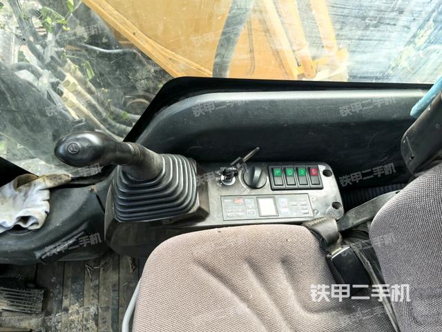 座椅右侧控制台/钥匙门/油门/含右手柄(驾驶室部分) 座椅右侧控制台/钥匙门/油门/含右手柄(驾驶室部分)