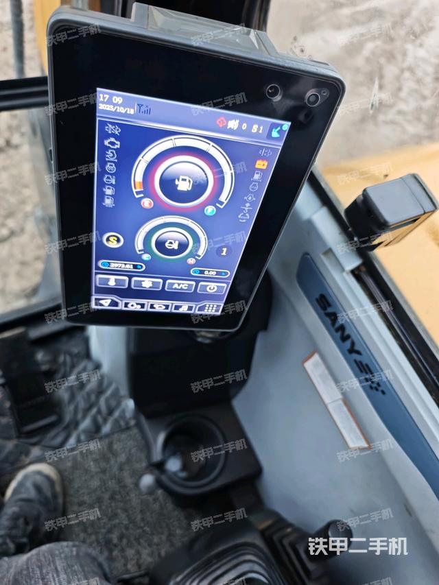 行走控制手柄和踏板?俯拍（駕駛室部分）