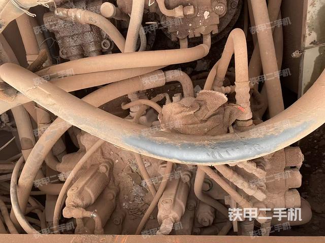 回转马达和主控阀(整机外观) 回转马达和主控阀(整机外观)