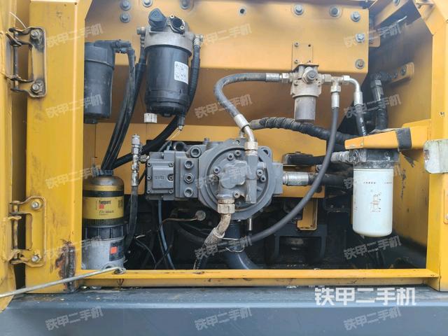 液壓泵艙室正面整體(整機(jī)外觀) 液壓泵艙室正面整體(整機(jī)外觀)