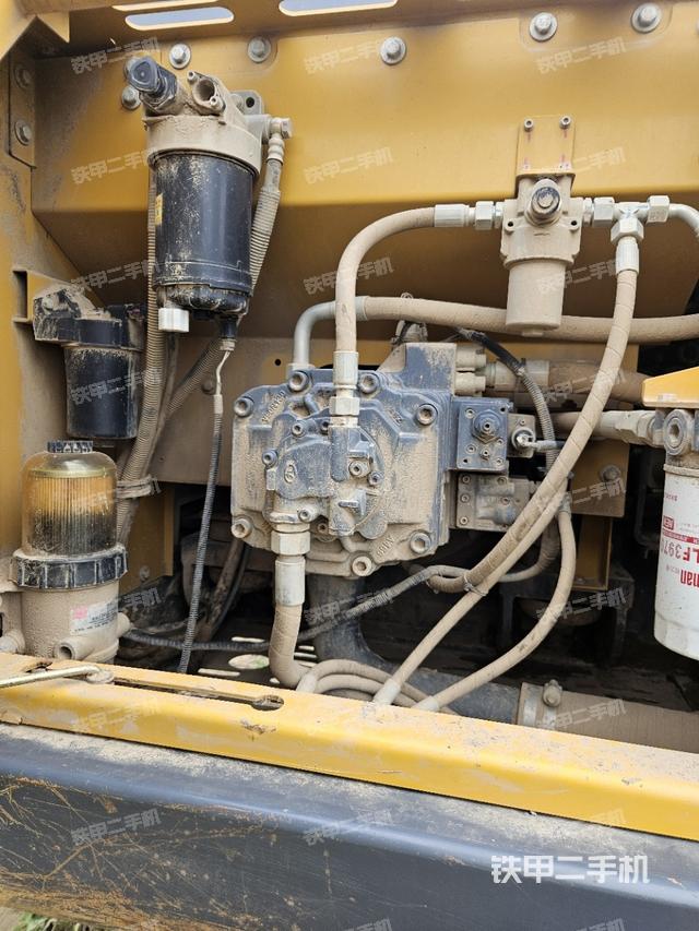 液压泵舱室正面整体（整机外观）