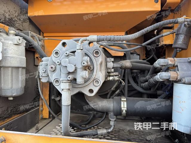 液压泵舱室正面整体（整机外观）