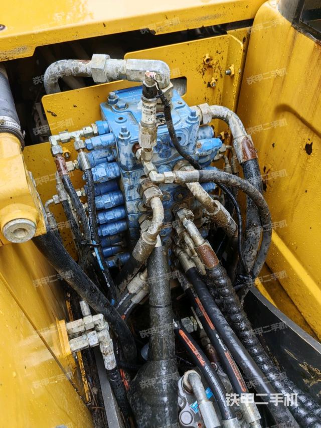 回转马达和主控阀（整机外观）