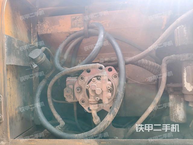 液压泵舱室正面整体(整机外观) 液压泵舱室正面整体(整机外观)
