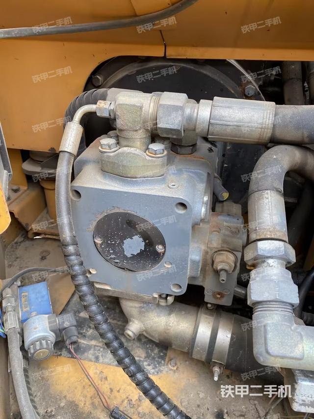 液壓泵艙室正面整體(整機外觀) 液壓泵艙室正面整體(整機外觀)