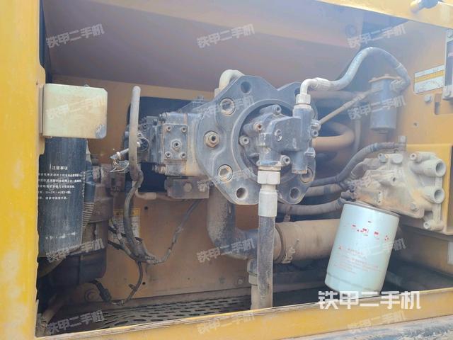 液压泵舱室正面整体（整机外观）