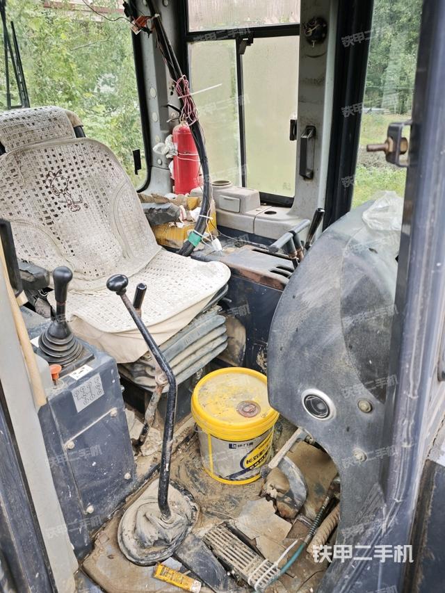 驾驶室内部全景（推土机驾驶室）