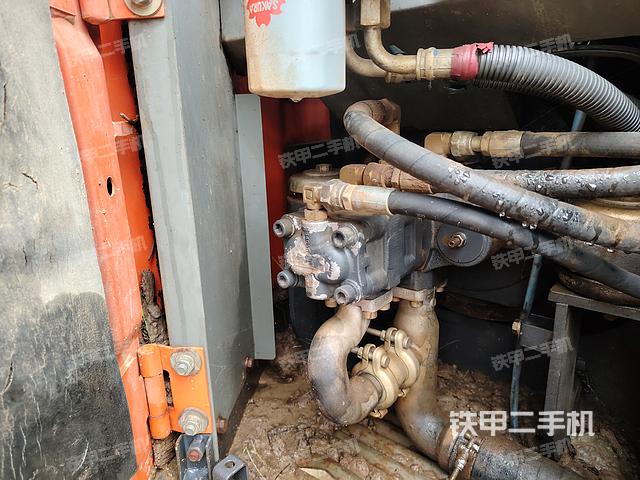 液压泵舱室正面整体(整机外观) 液压泵舱室正面整体(整机外观)