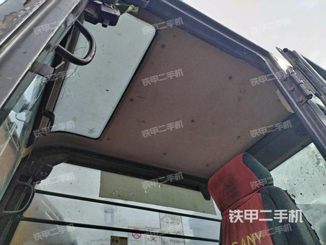 駕駛室頂部(整機(jī)外觀) 駕駛室頂部(整機(jī)外觀)