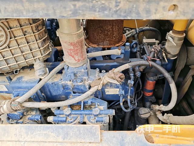 发动机右侧全景（推土机发动机舱）