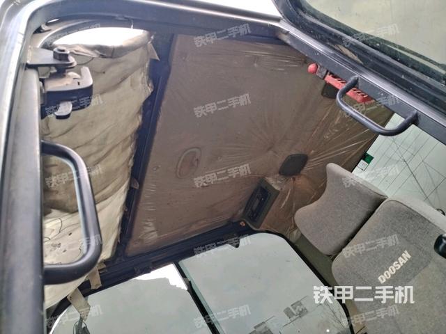 駕駛室頂部(整機(jī)外觀) 駕駛室頂部(整機(jī)外觀)