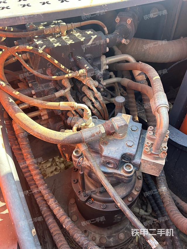 回转马达和主控阀（整机外观）