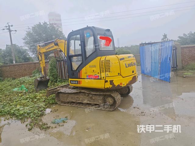 回转马达和主控阀(整机外观) 回转马达和主控阀(整机外观)