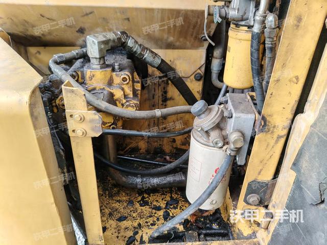 液压泵舱室正面整体(整机外观) 液压泵舱室正面整体(整机外观)