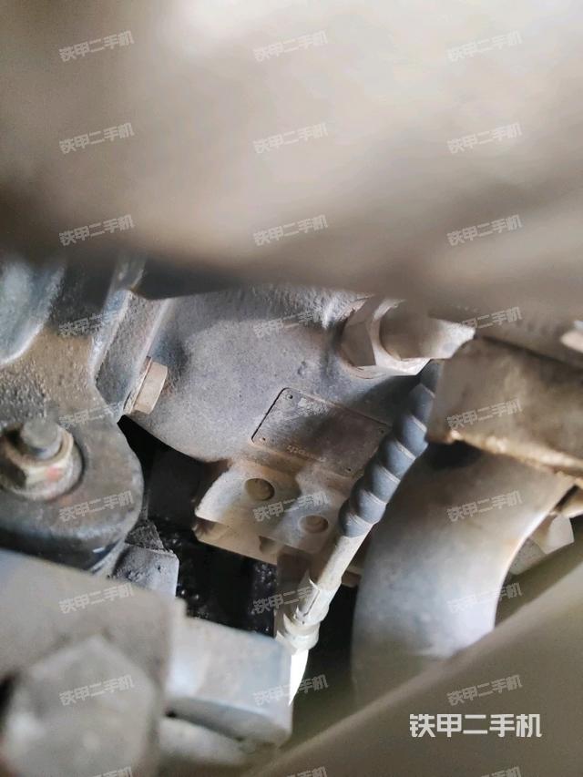 液压泵舱室正面整体（整机外观）