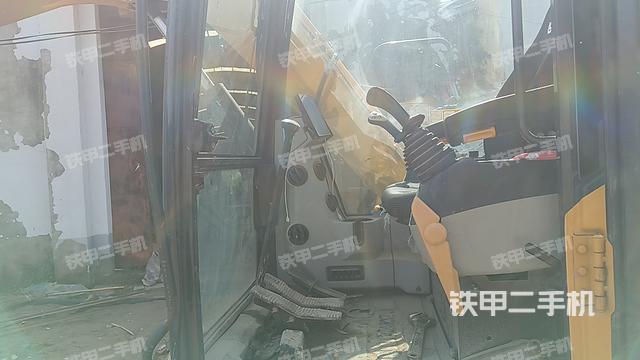 駕駛室整體(整機(jī)外觀) 駕駛室整體(整機(jī)外觀)