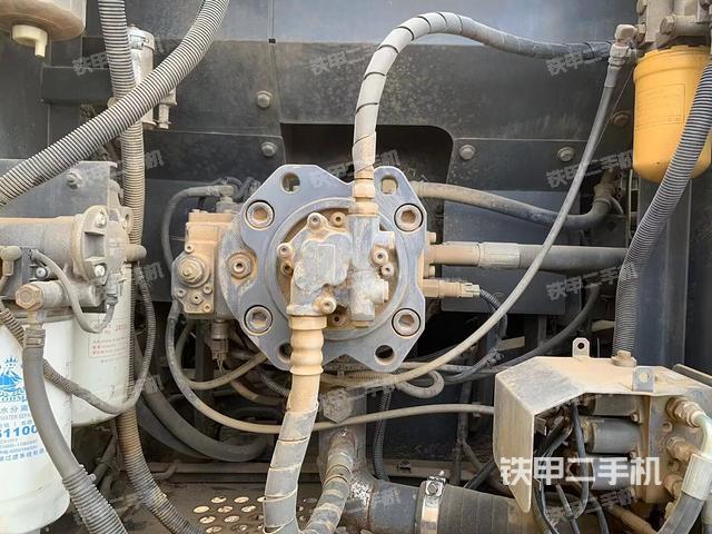 液压泵舱室正面整体（整机外观）