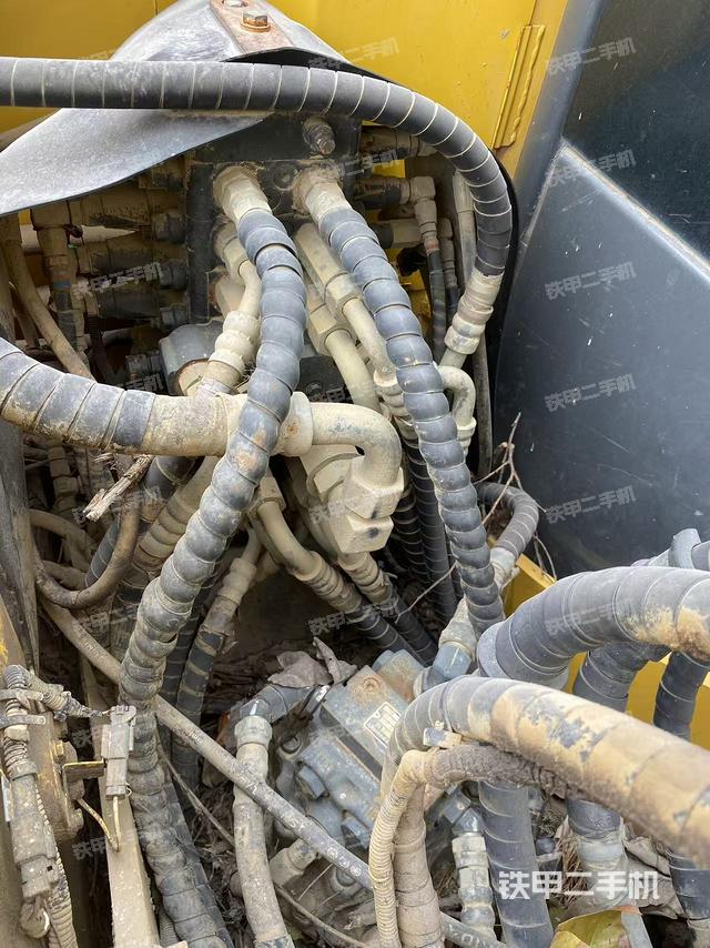 回转马达和主控阀（整机外观）