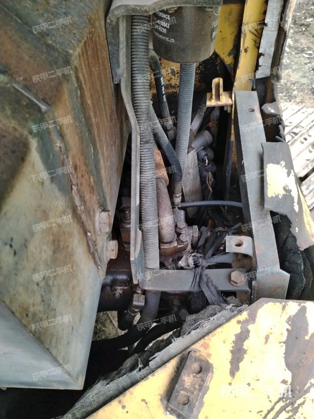 液壓泵艙室正面整體(整機外觀) 液壓泵艙室正面整體(整機外觀)