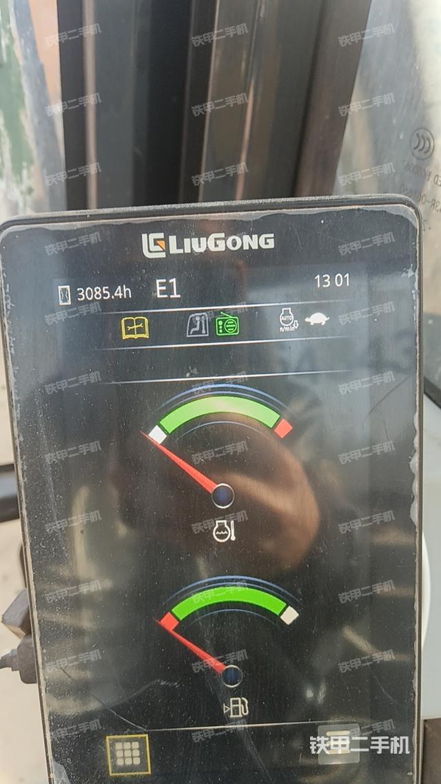 駕駛室頂部(整機(jī)外觀) 駕駛室頂部(整機(jī)外觀)