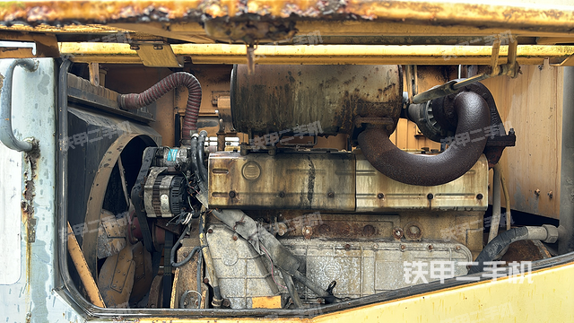 发动机右侧（整机外观及大件）