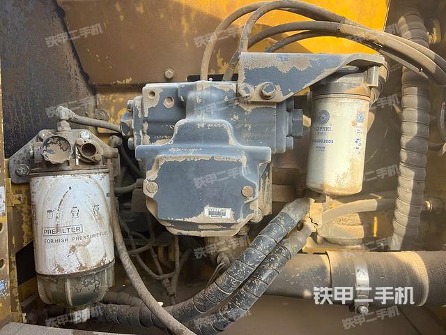 液压泵舱室正面整体(整机外观) 液压泵舱室正面整体(整机外观)