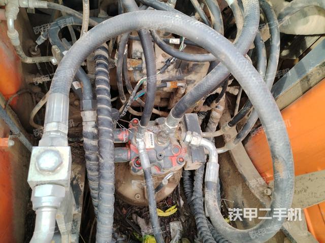 回转马达和主控阀（整机外观）