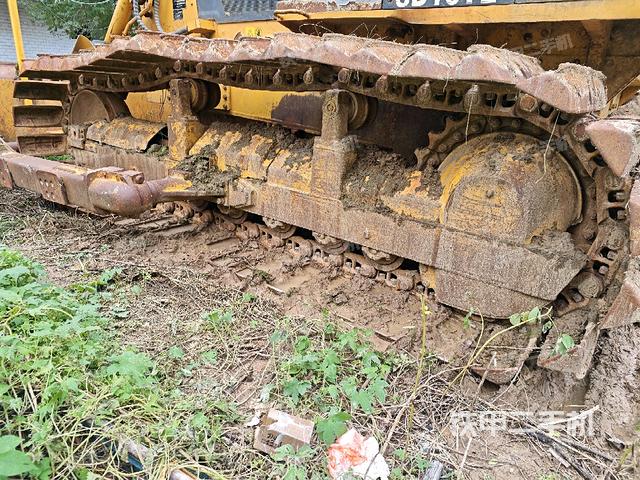 松土器全景（推土机底盘及工作装置）