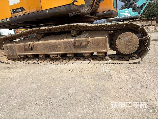 單側(cè)履帶整體(整機(jī)外觀) 單側(cè)履帶整體(整機(jī)外觀)