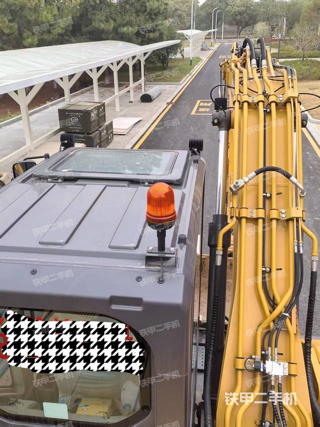 駕駛室頂部(整機(jī)外觀) 駕駛室頂部(整機(jī)外觀)