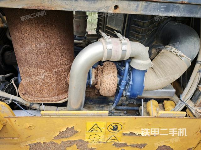 发动机左侧全景（推土机发动机舱）