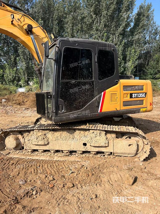 駕駛室頂部(整機(jī)外觀) 駕駛室頂部(整機(jī)外觀)