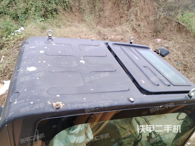 駕駛室頂部(整機(jī)外觀) 駕駛室頂部(整機(jī)外觀)