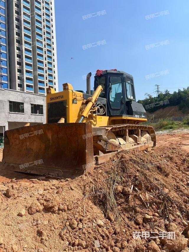 山推SD16標(biāo)準(zhǔn)型推土機(jī)