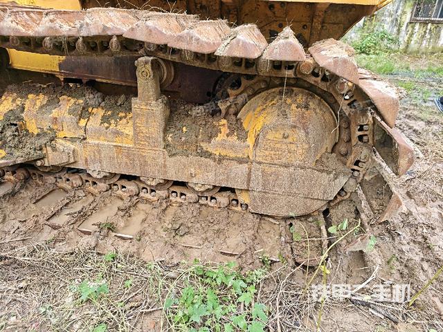 右侧履带全景（推土机底盘及工作装置）