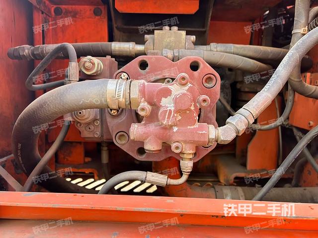 液压泵舱室正面整体(整机外观) 液压泵舱室正面整体(整机外观)