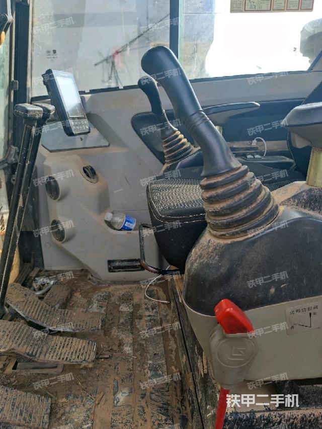 驾驶室整体（整机外观）